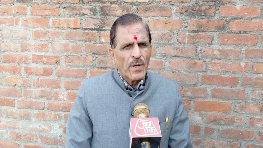 चंद्र प्रकाश शर्मा आजतक से बात करते हुए