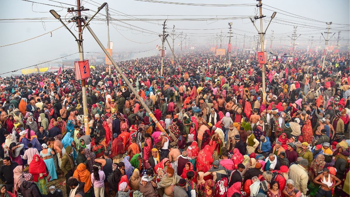 People gather to take a holy dip at the Sangam ahead of Mauni Amavasya during the ongoing Magh Mela festival in Prayagraj. (Photo:PTI)