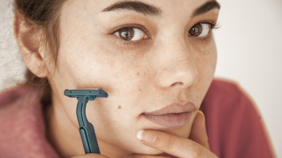 चेहरे पर अनचाहे बाल हटाने का तरीका