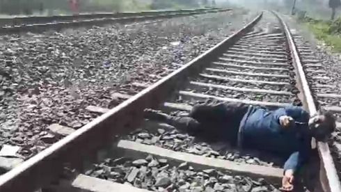 पत्नी से तंग आ कर मरने पहुंचा आदमी 