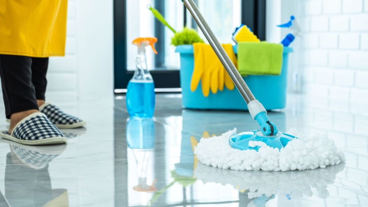 शीशे की तरह चमकेगा घर का फर्श