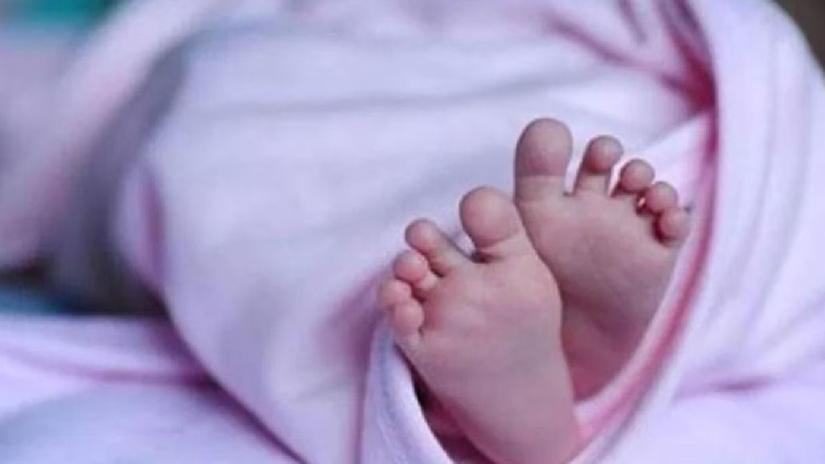 चलती ट्रेन में बच्चे को दिया जन्म