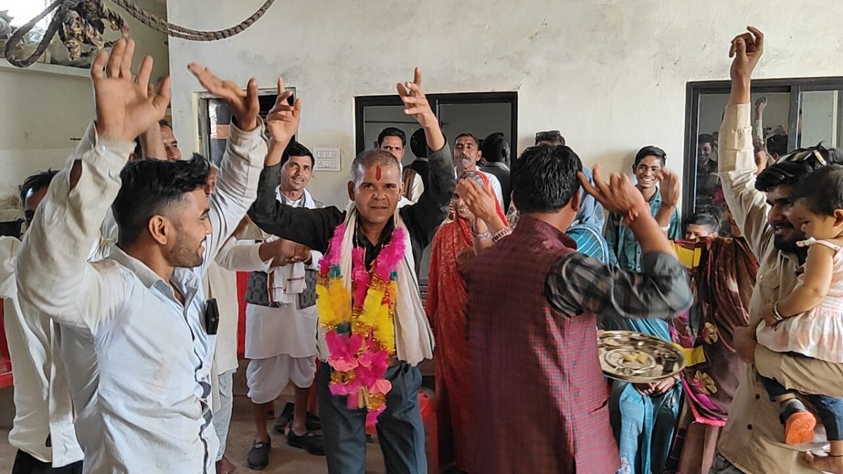 लापता आदमी के मिलने की खुशी में  जश्न