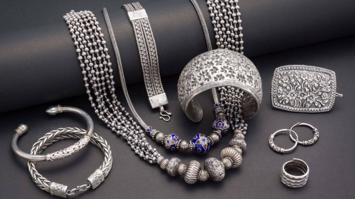  How to clean silver items at home