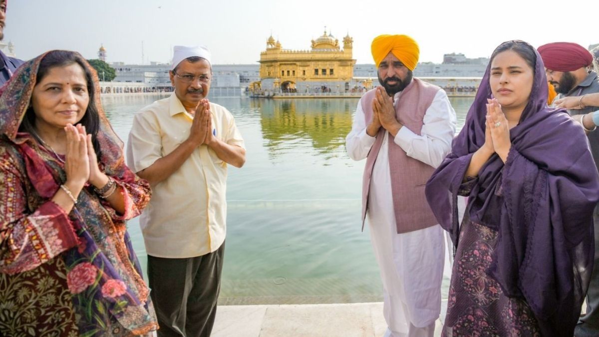 Arvind Kejriwal pays obeisance at Sri Sachkhand Sri Harmandir Sahib