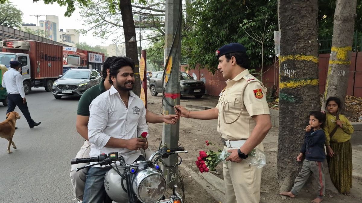पुलिस ने दिया लोगों को गुलाब