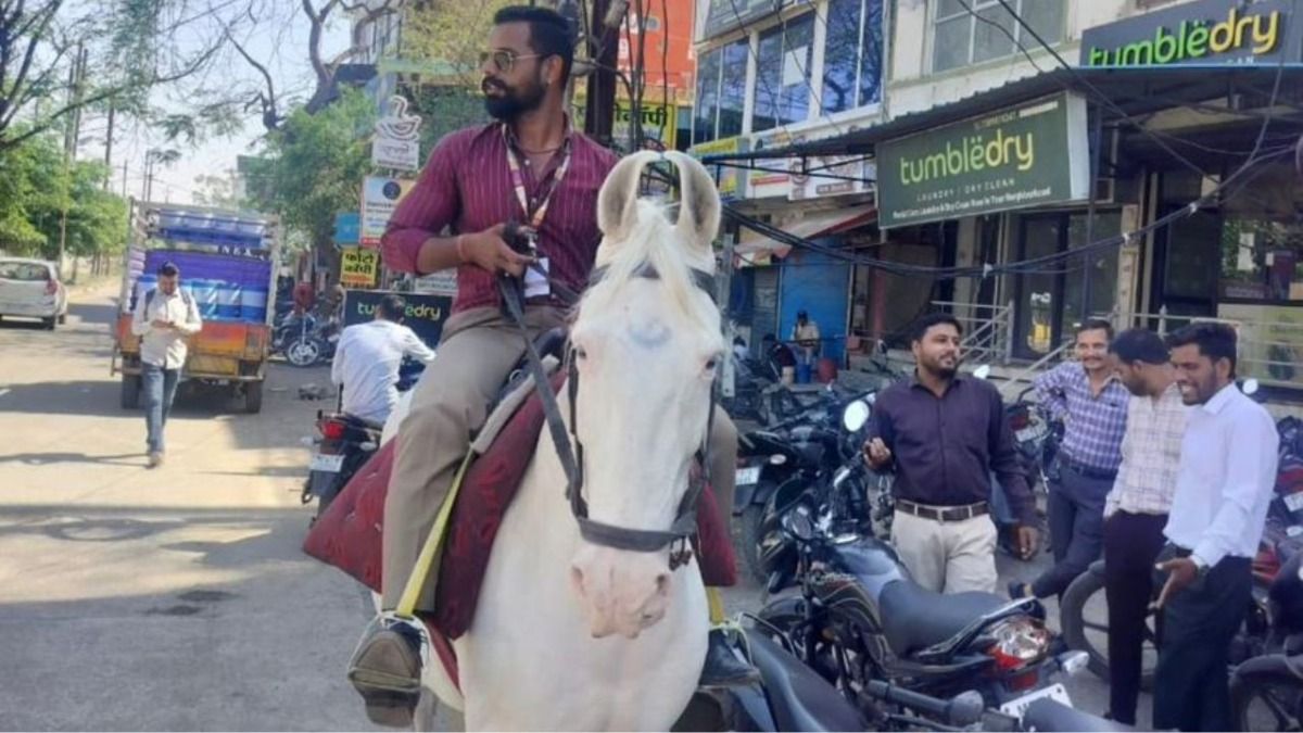 घोड़े पर सवार होकर निकला बैंककर्मी
