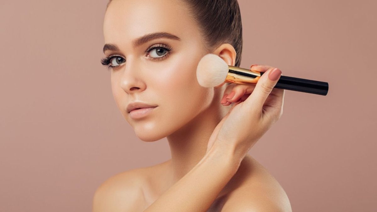 गर्मियों में भी लंबे समय तक टिका रहेगा मेकअप