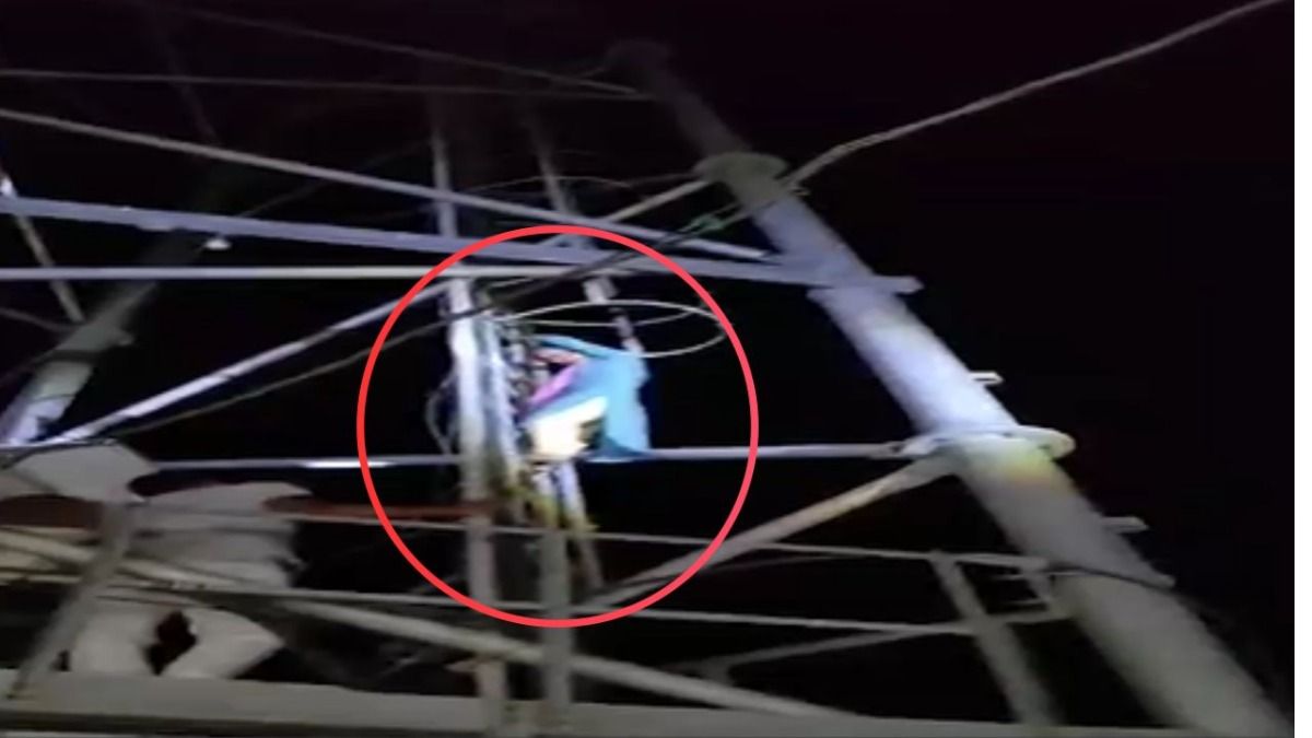 युवती शादी की जिद में मोबाइल टॉवर पर चढ़ी