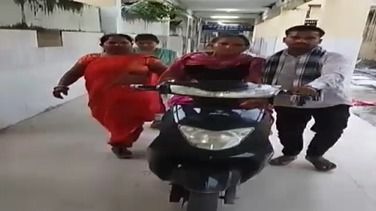स्कूटी पर बैठा कर दादी को ले जाया गया दूसरे अस्पताल