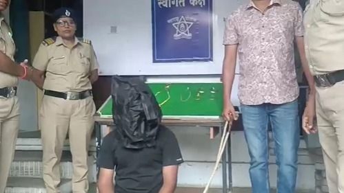 आरोपी चोरी के गहनों के साथ