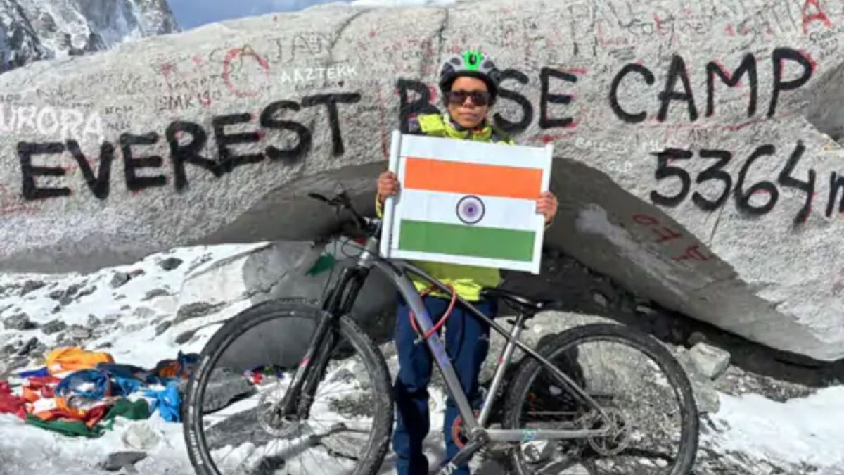गोरखपुर की बेटी ने रचा इतिहास, साइकिल के साथ एवरेस्ट बेस कैंप फतह, जम जाने तक लहराया तिरंगा