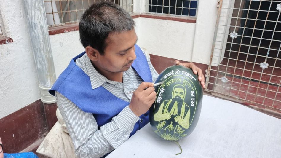 Artistic Salute: मुंगेर के कलाकार का कमाल, 7 किलो के तरबूज पर उकेरी सम्राट चौधरी की तस्वीर, 10 घंटे की मेहनत देख दंग रह गए लोग - munger artist madhurendra kumar carves