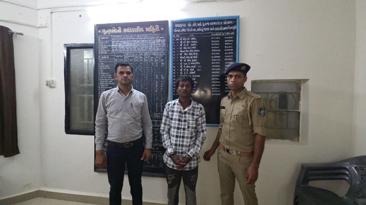 आरिपी व्यक्ति पुलिस की गिरफ्त में