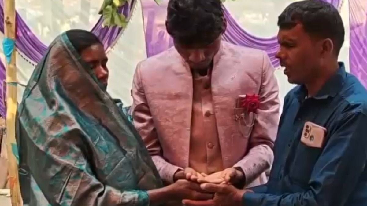 बेटे का दान करते माता-पिता