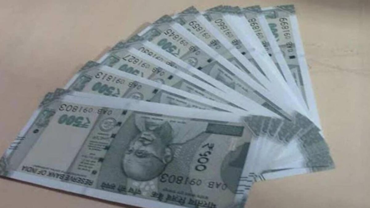 हाईवे पर बिखरे 500-500 के नोट (Photo: Representational)