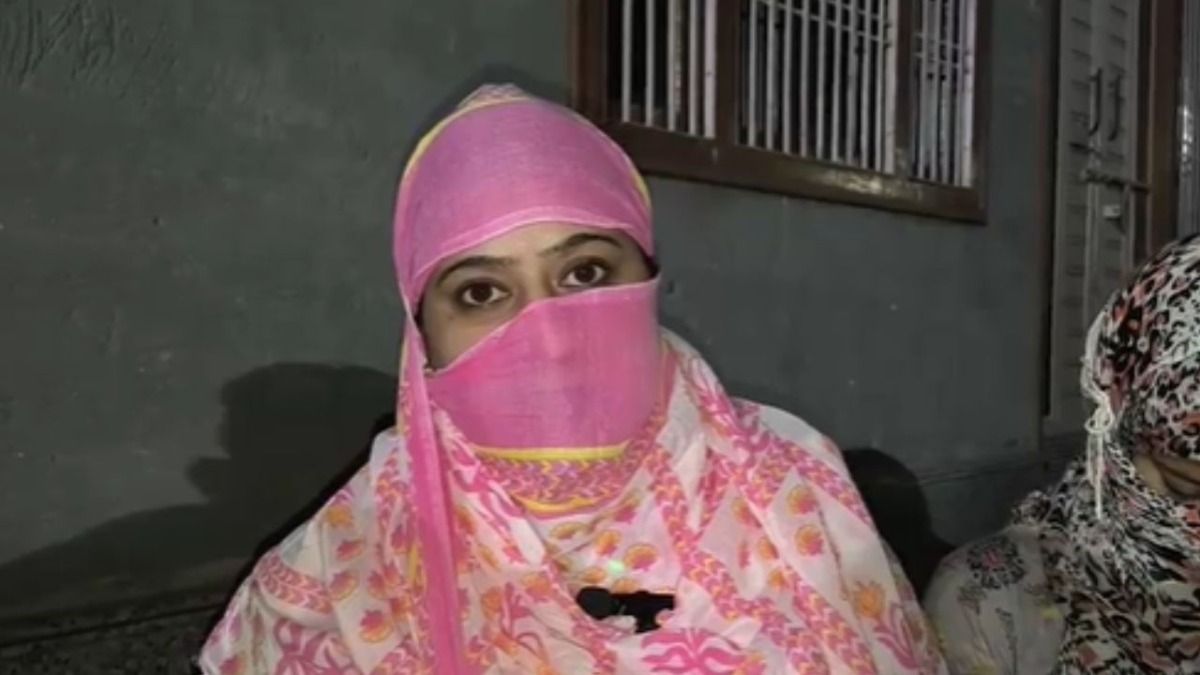 युवतीं को 'चाची I LOVE YOU' बोलते ही पहुंची पुलिस