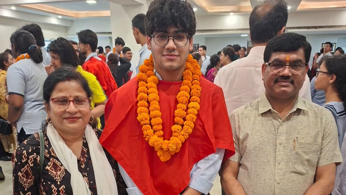 Siddharth karan with his parents (Photo: aajtak.in) 