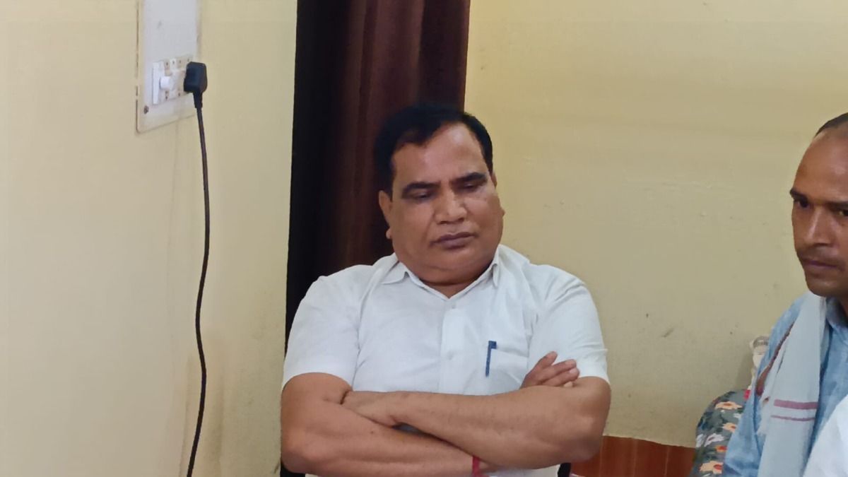 रिश्वत लेते पकड़े गए अधिकारी 