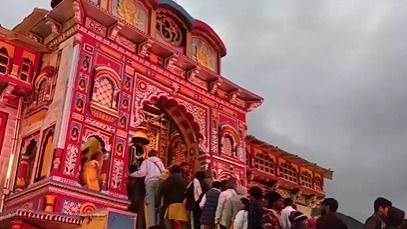 बद्रीनाथ में उमड़ी श्रद्धालुओं की भीड़