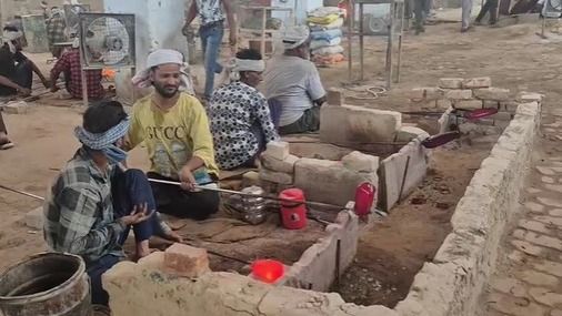 कांच की चूड़ियां बनाते कारीगर