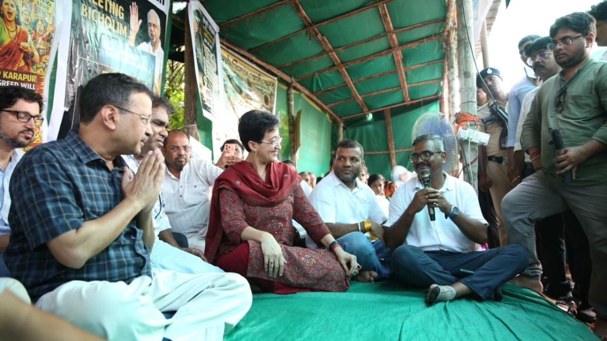 कारापुर-श्रवण में जमीन और पर्यावरण बचाने के धरने में शामिल हुए अरविंद केजरीवाल