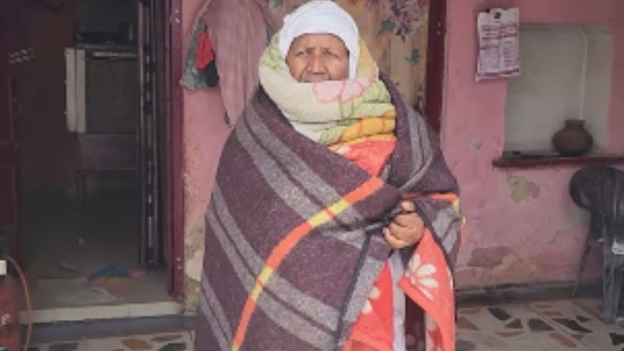 45°C की गर्मी में दो कंबल ओढ़ता है यह शख्स, सर्दियों में लेटता है बर्फ पर! सोशल मीडिया पर कहानी बनी चर्चा का विषय