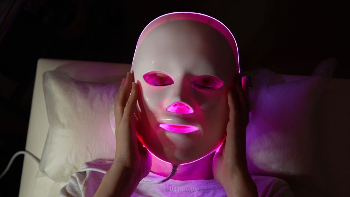 क्या होता है LED Face Mask? बढ़ रहा क्रेज, जानिए क्या हैं इसके फायदे, किसे करना चाहिए इस्तेमाल और सही तरीका क्या होता है LED Face Mask? बढ़ रहा क्रेज, जानिए क्या हैं इसके फायदे, किसे करना चाहिए इस्तेमाल और सही तरीका