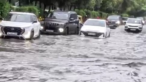 नोएडा के कई इलाकों में भरा है पानी