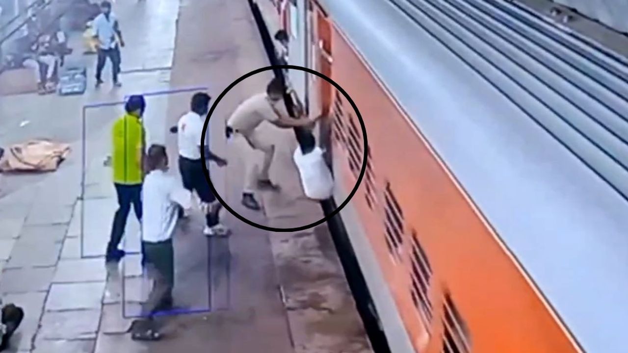चलती ट्रेन से उतरने के चक्कर में मौत के मुंह में फंस गया युवक, RPF जवान ने दिखाई फुर्ती, बचा ली जान, Video Viral