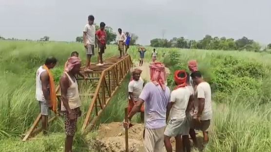 गांव वालों ने खुद बनाया 60 फीट का पुल