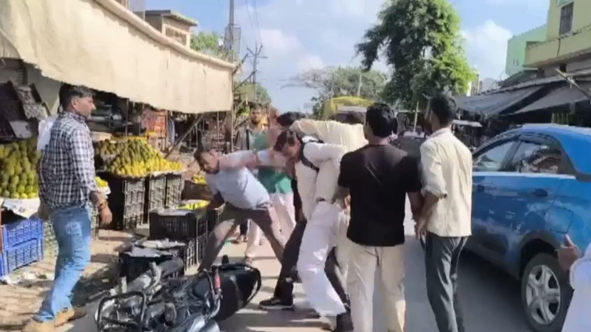 फल विक्रेता और दुकानदार के बीच होती झड़प