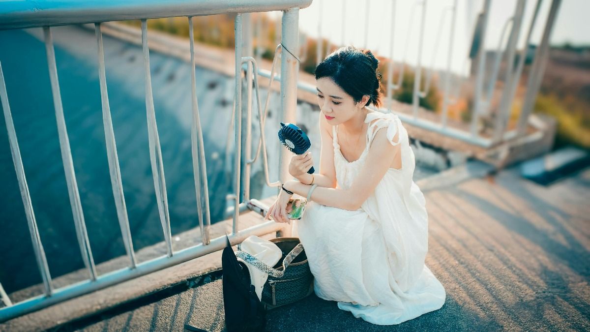 Handheld Fan: Photo: Unsplash