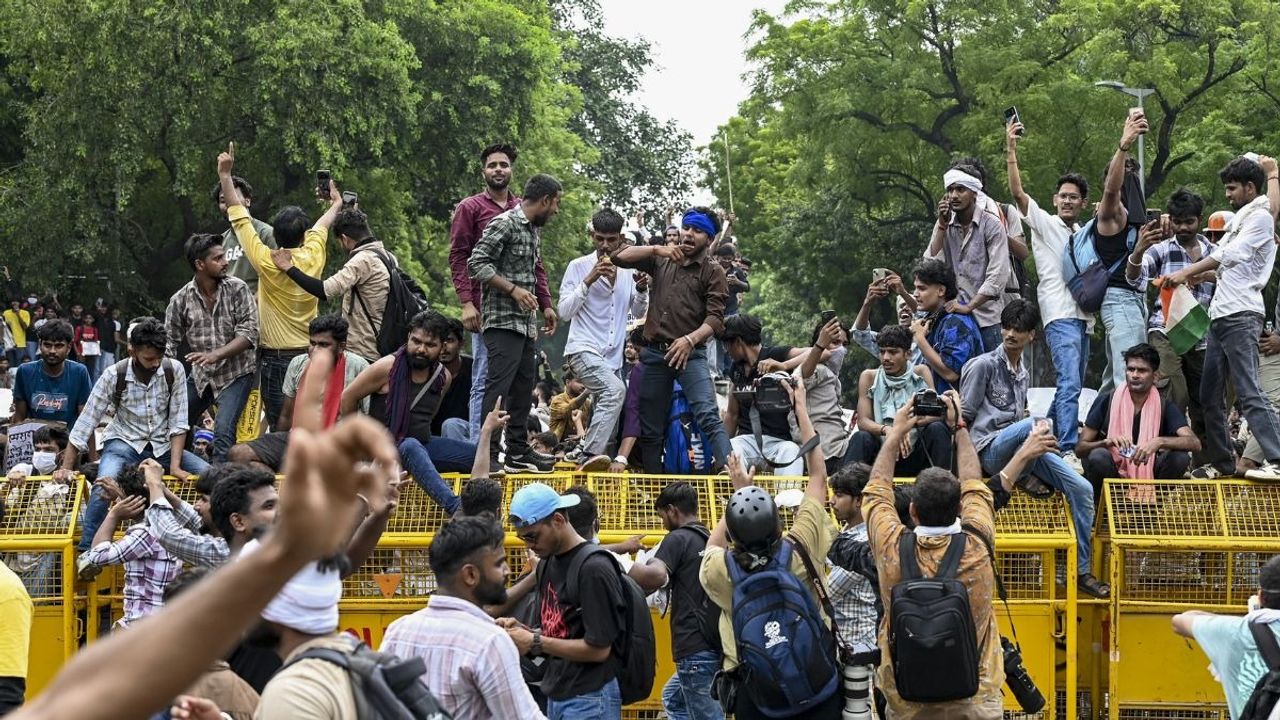 छात्रों के प्रदर्शन में दिल्ली-बिहार में बवाल, लेकिन यूपी में क्यों नहीं हुई हिंसा? समझिए