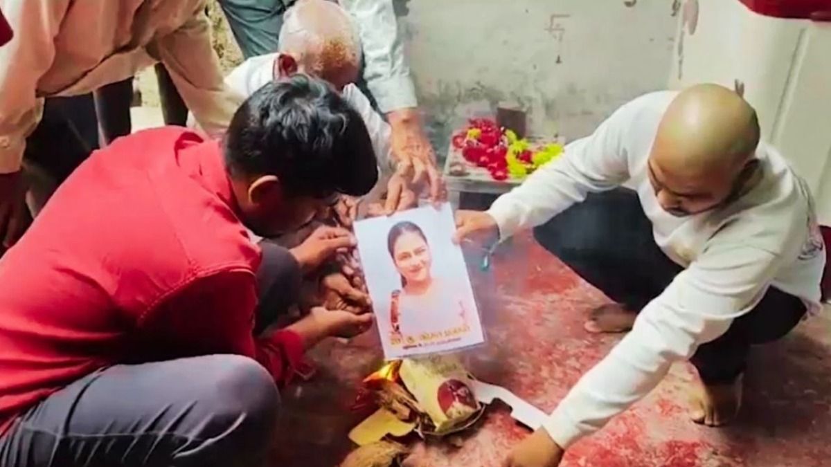 Family members performing the last rites following a love marriage