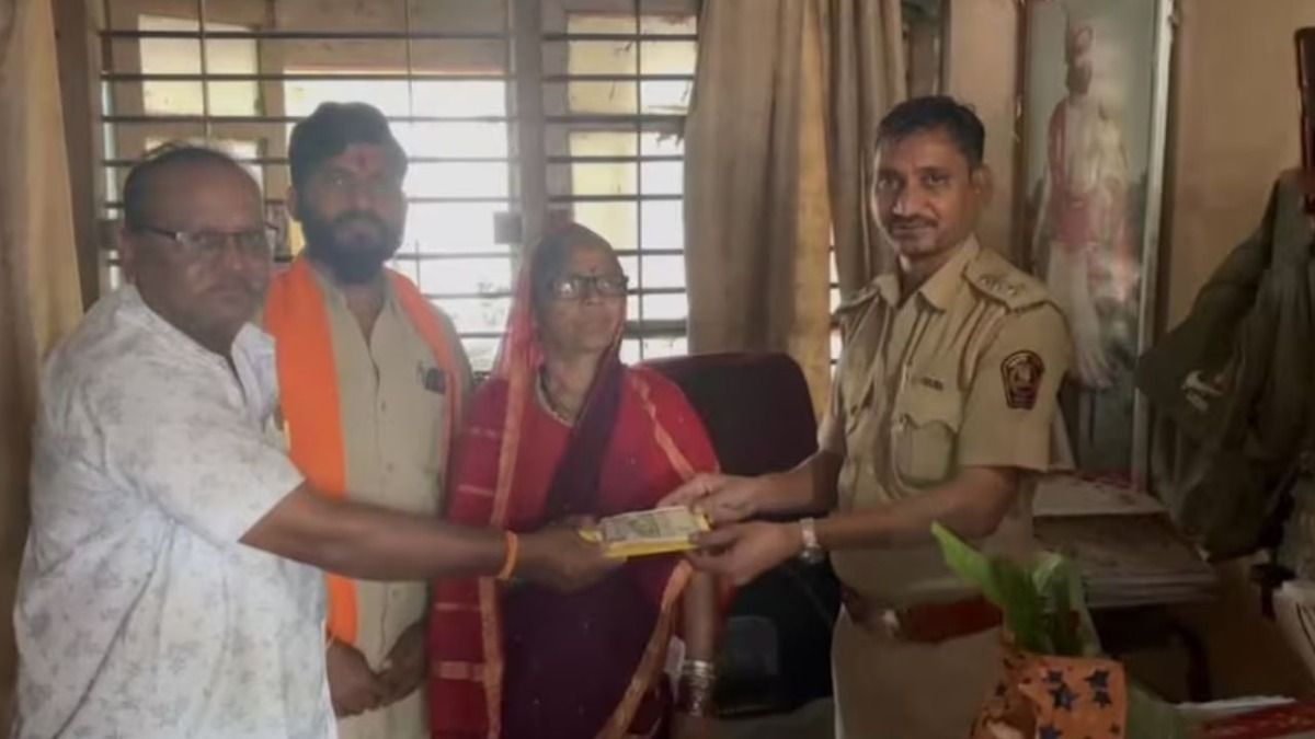  Elderly Woman Recovers ₹24,000 Lost on a Bus Two Years Ago.
