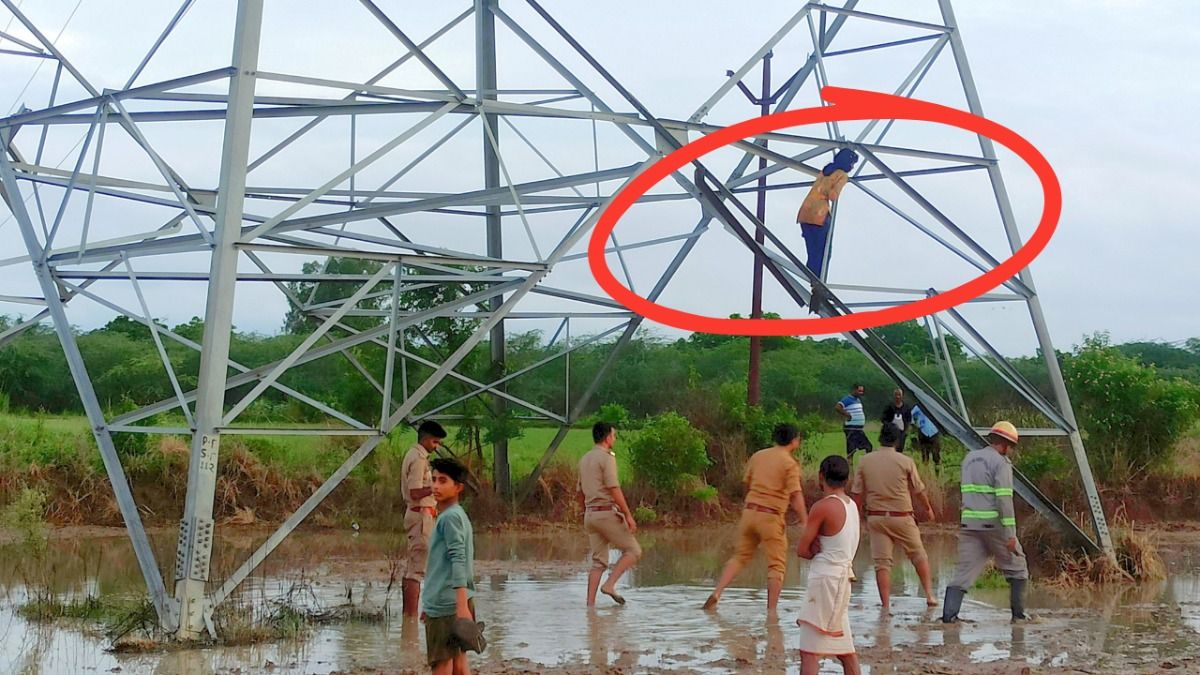 बिजली के पोल पर चढ़ी लड़की