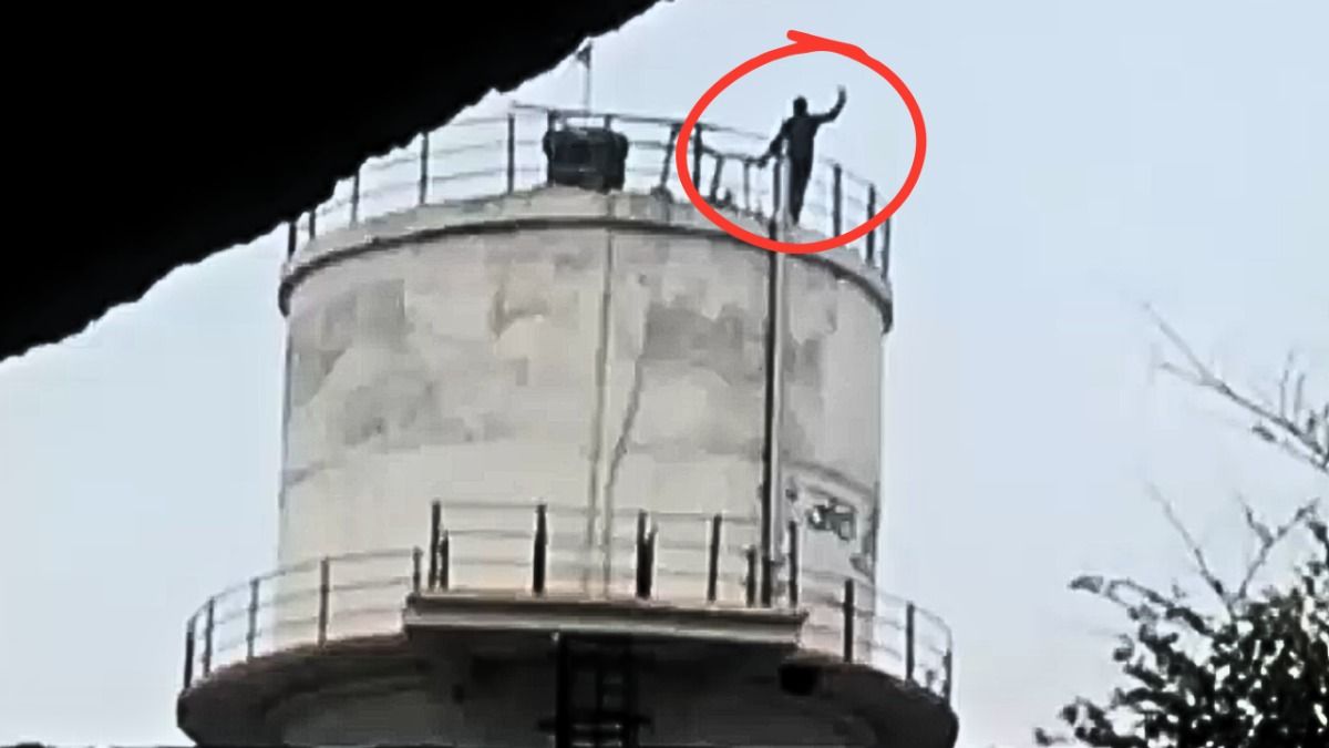 पानी की टंकी पर चढ़ा युवक