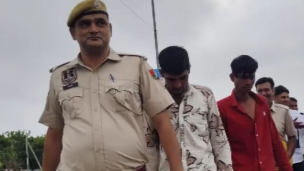 आरोपियों को थाने से मंदिर लेकर जाती पुलिस.
