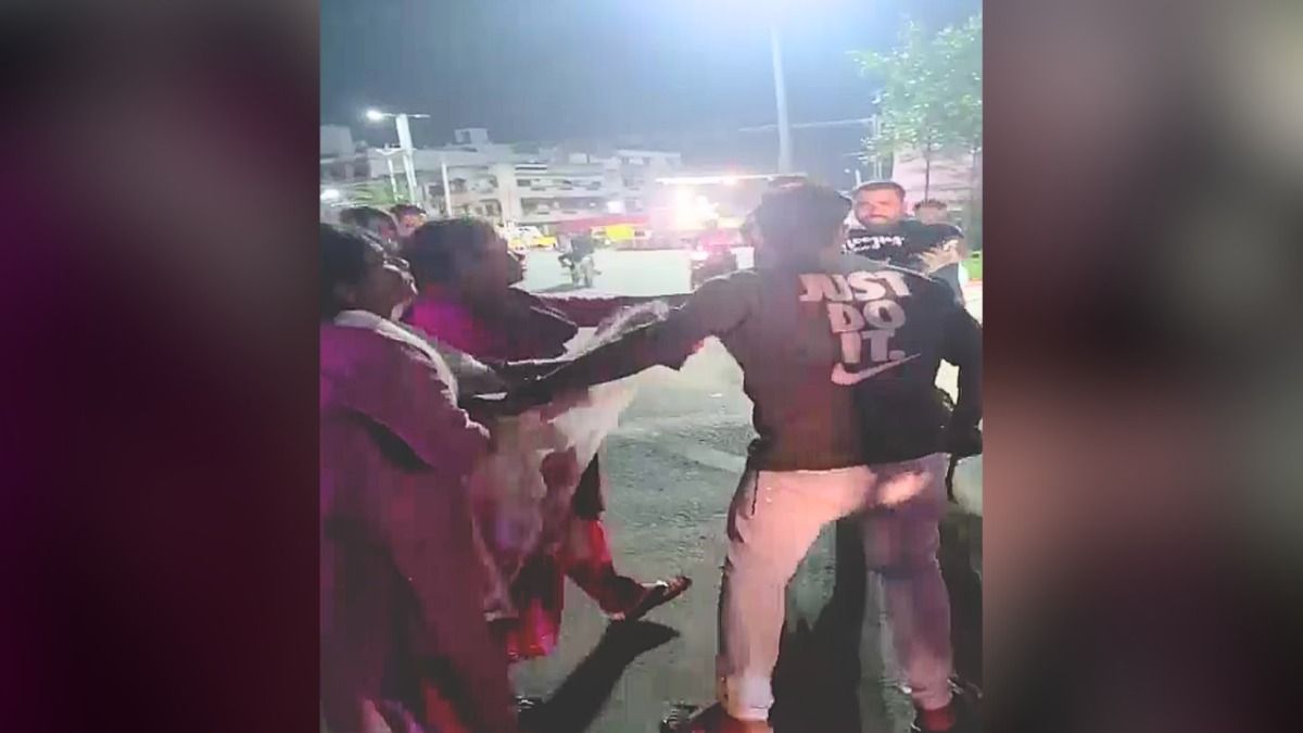विवाद होते हुए