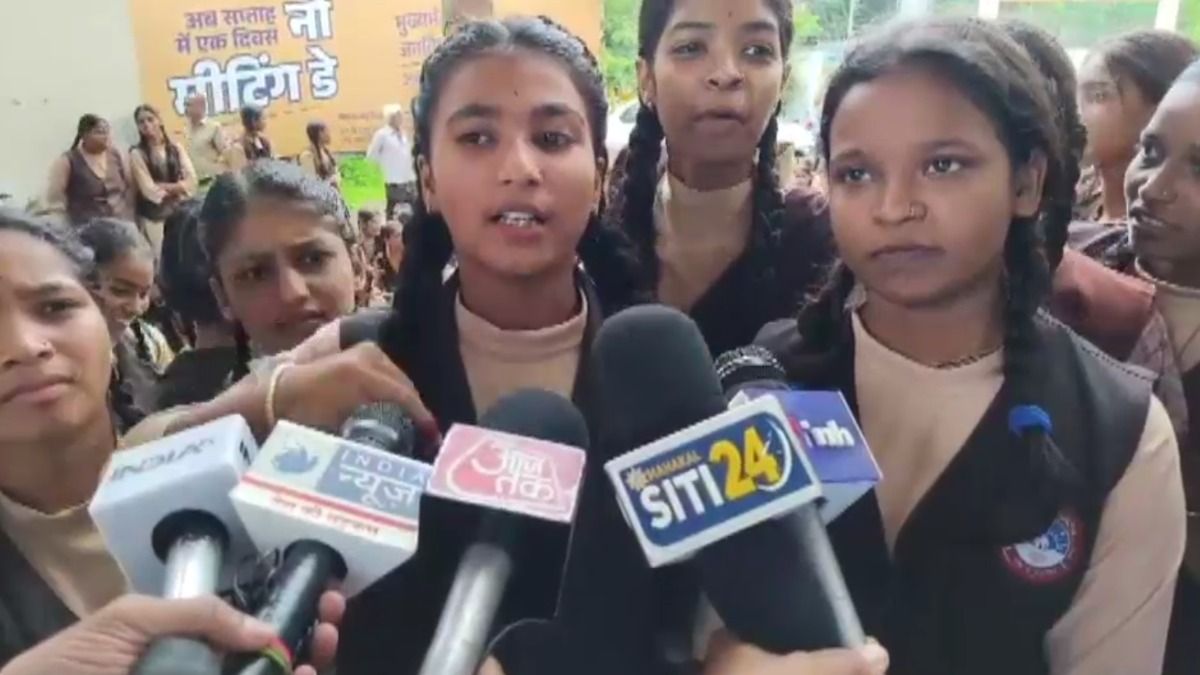 प्रदर्शकारी छात्राएं