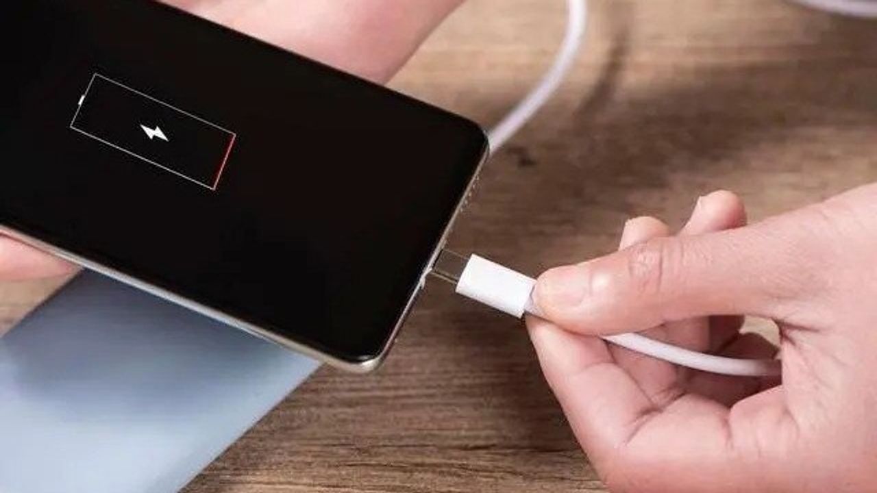 Phone Charging: फोन को फुल चार्ज करना पड़ सकता महंगा.. बैटरी जल्द हो सकती कमजोर, किन बातों का रखें ध्यान