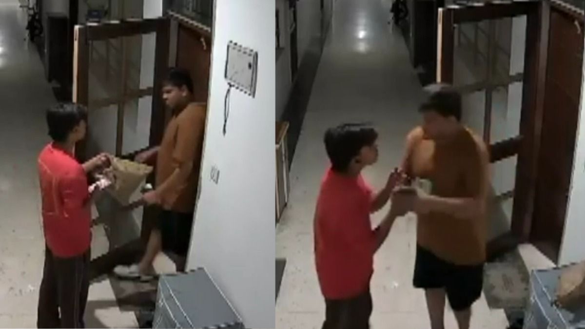 डिलीवरी एजेंट के साथ मारपीट करते हुए