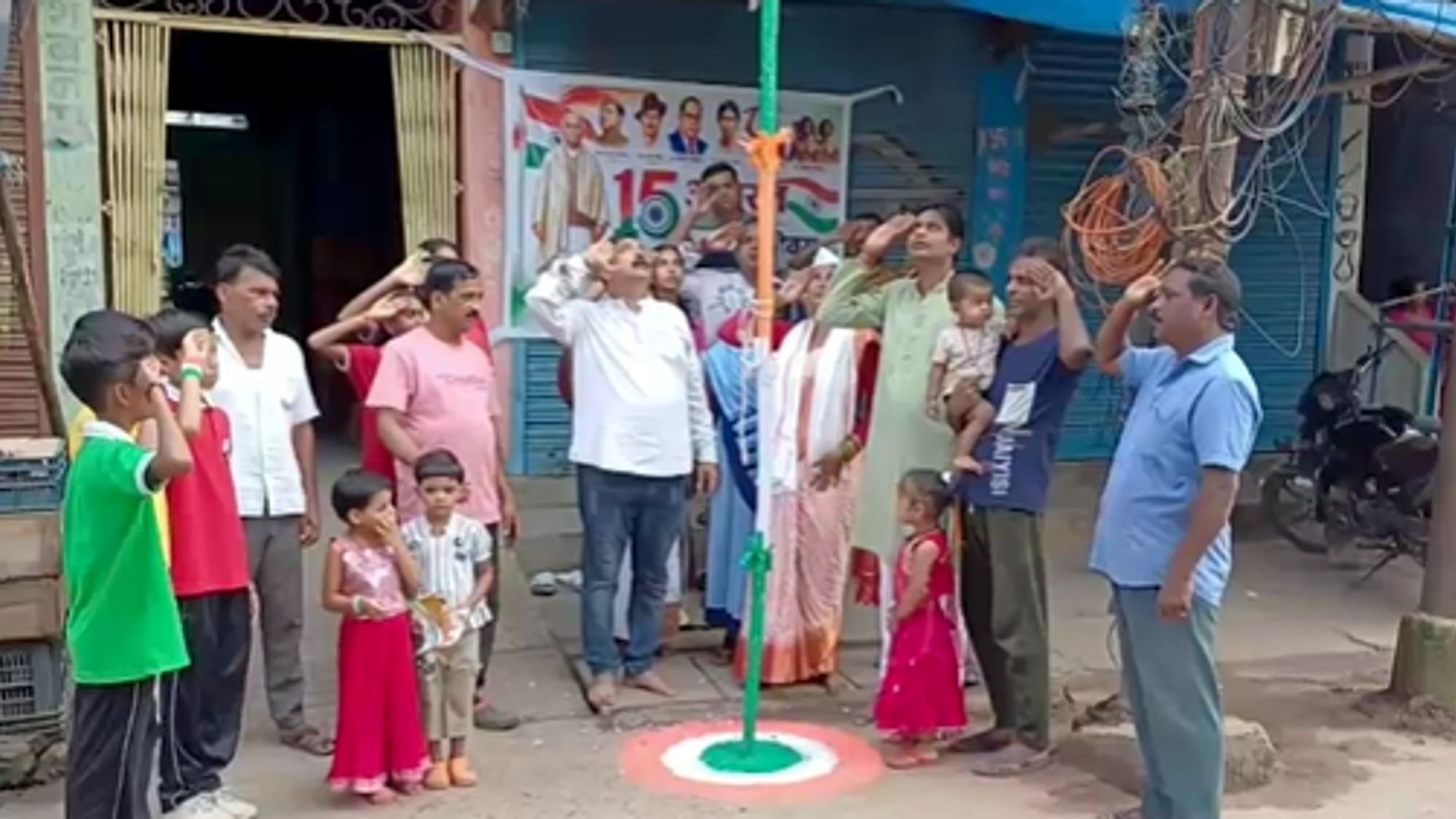 न नेता, न अधिकारी यहां मजदूर और सफाई कर्मी फहराते हैं तिरंगा, पिंकी देवी ने निभाई परंपरा..? न नेता, न अधिकारी यहां मजदूर और सफाई कर्मी फहराते हैं तिरंगा, पिंकी देवी ने निभाई परंपरा..?