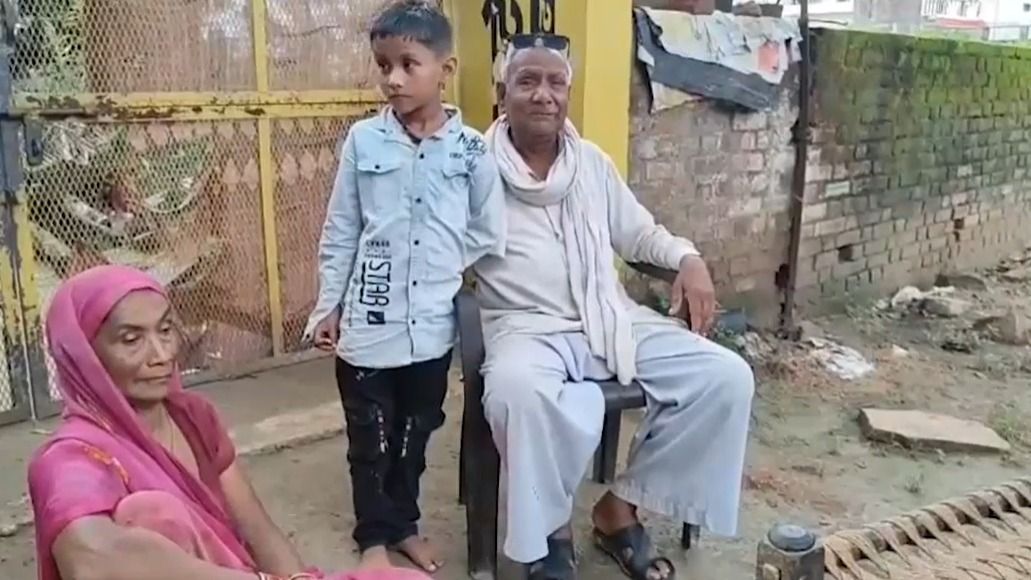 पोता दादा-दादी के साथ
