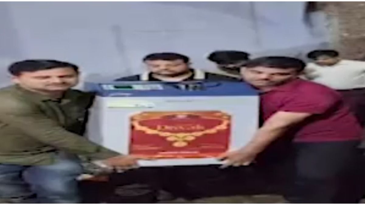 बरामद नगदी ले जाते हुए