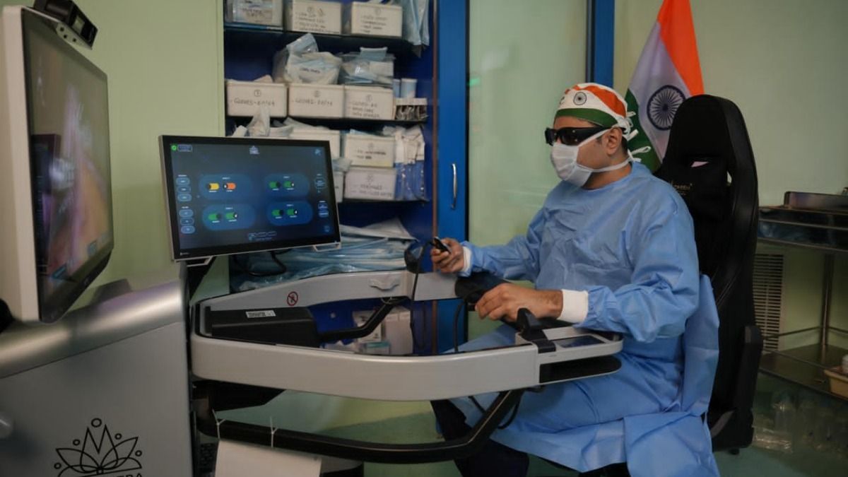 रोबोटिक सर्जरी करते हुए