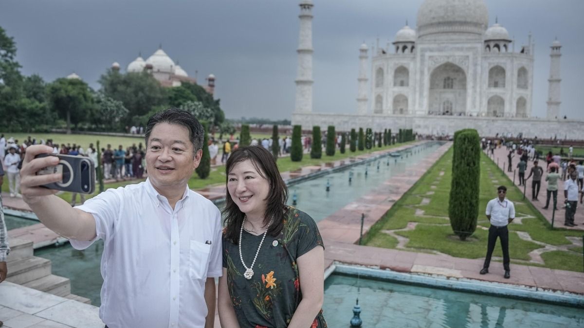 Japanese delegation taking photo