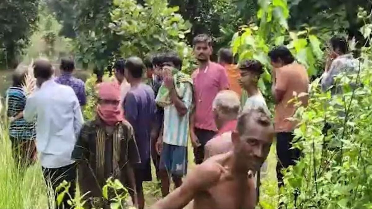 नरबलि की घटना के बाद जुटे लोग.