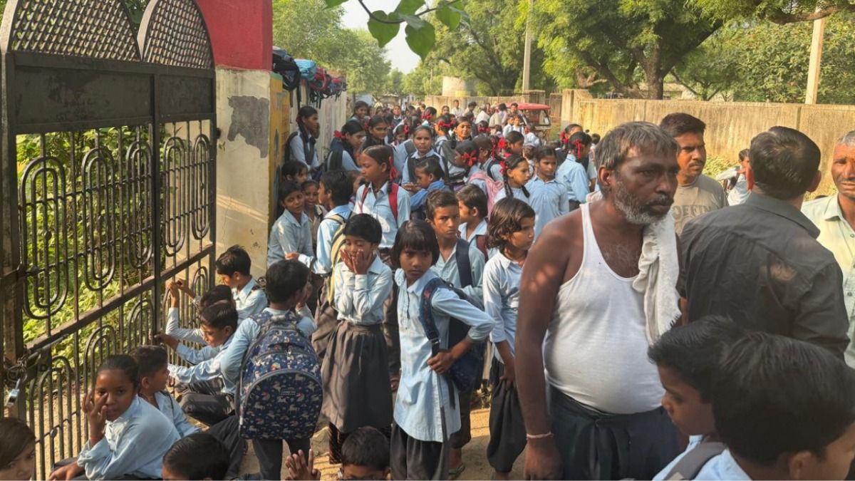 स्कूल के गेट पर जड़ा ताला
